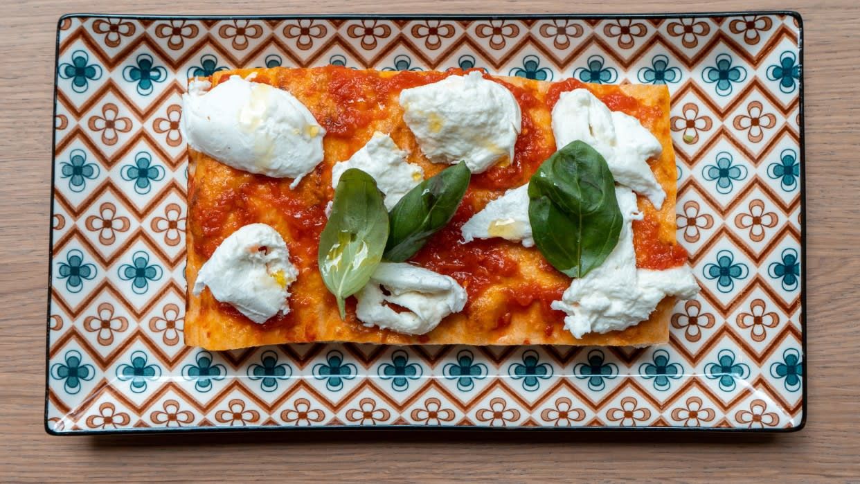 Pizza rossa con mozzarella e basilico dal menu Forbici