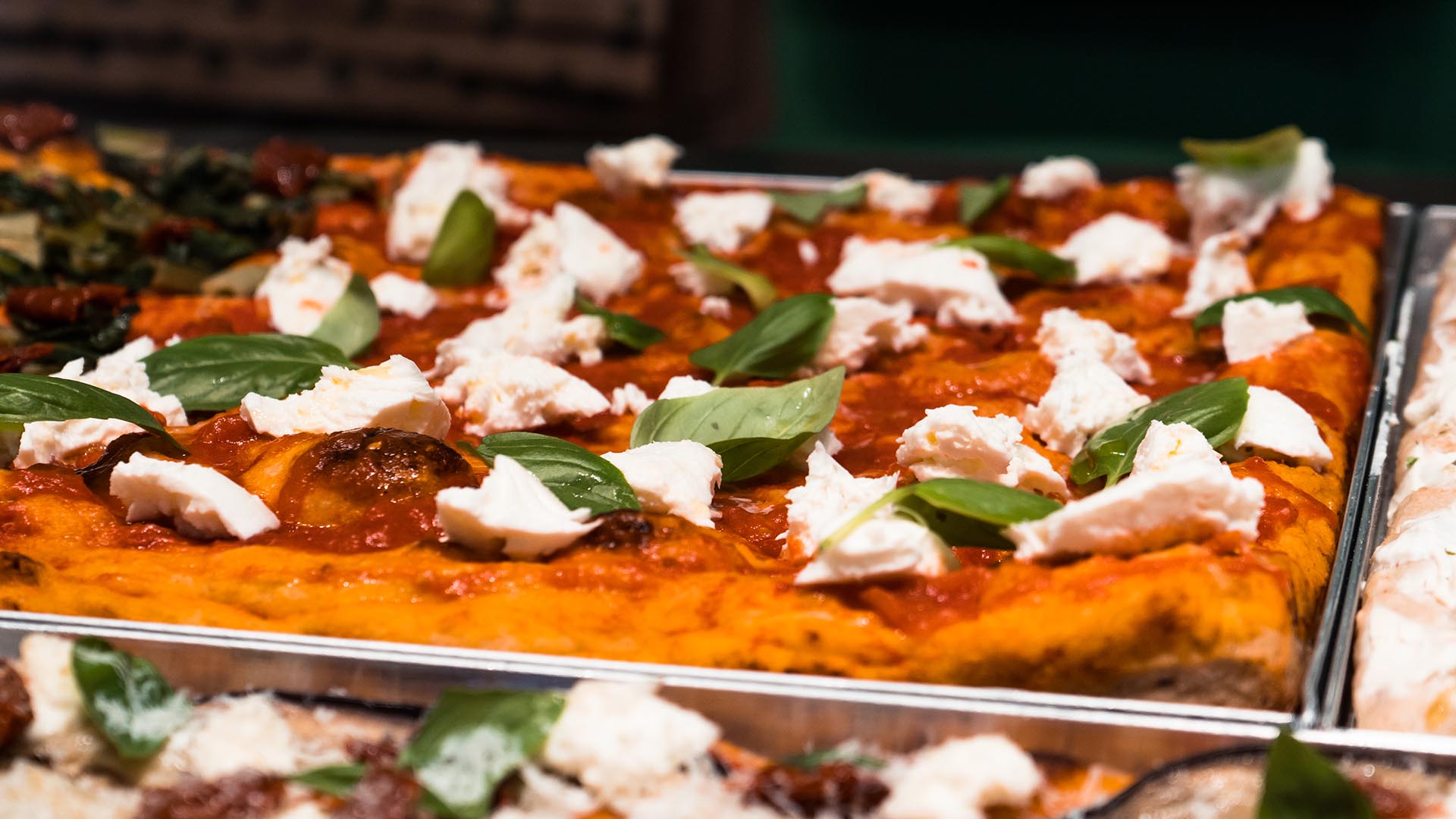 Pizza in teglia di Forbici Pizza con pomodoro, formaggio e basilico